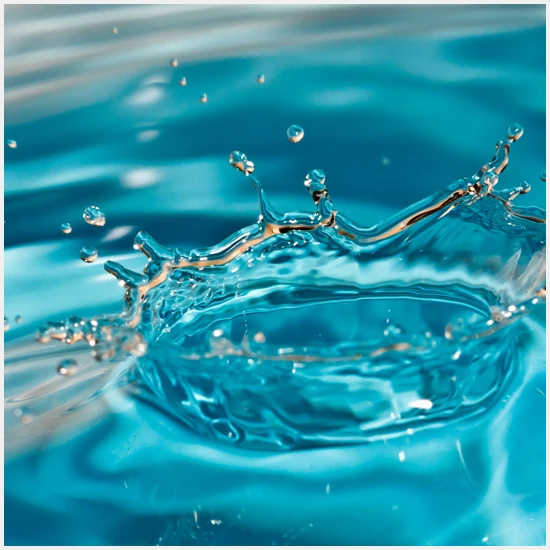 Gota de agua impactando sobre una superficie azul